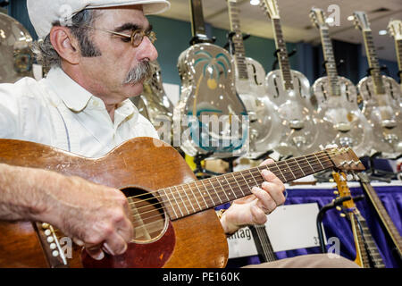 Florida,Miami Beach Convention Center,centre,Newport Guitar Festival,festivals foire,spectacle,instrument de musique,instruments,acheter,vendeurs,stall stall Banque D'Images