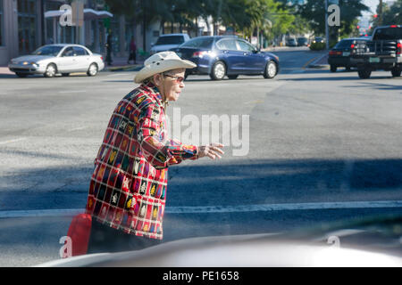 Miami Beach Florida,Washington Avenue,femme femme femme femme,senior senior citoyens âgés,traverser la rue,lent,trafic,intersection,coin,vue à travers au Banque D'Images
