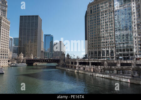 Le centre-ville de Chicago et Chicago River avec des ponts Banque D'Images