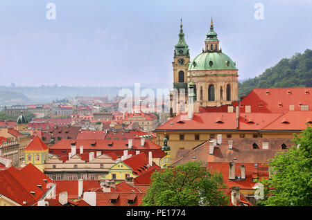 Beau paysage urbain et St Nicholas Church dome au-dessus des toits rouges de Mala Strana, Prague, République Tchèque Banque D'Images