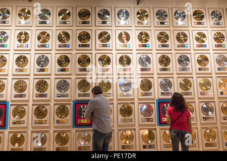 Les visiteurs d'admirer l'écran d'or, argent et platine, au Country Music Hall of Fame and Museum de Nashville, Tenessee Banque D'Images