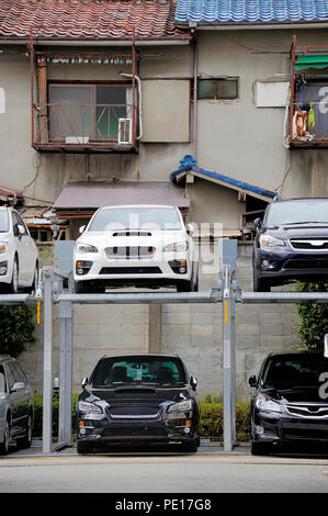 Le JAPON, Kyoto - 5 novembre, 2014 : Le Parking à plusieurs niveaux de style japonais Système d'utiliser autant que possible l'espace de stationnement Banque D'Images