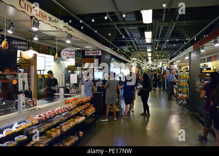 Marché français de Chicago offre des sections locales et les touristes d'une piscine intérieure de style européen du marché alimentaire avec plus de 30 fournisseurs et piscine et coin de trottoir. Banque D'Images