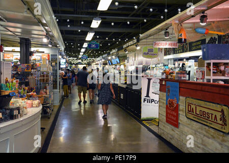 Marché français de Chicago offre des sections locales et les touristes d'une piscine intérieure de style européen du marché alimentaire avec plus de 30 fournisseurs et piscine et coin de trottoir. Banque D'Images