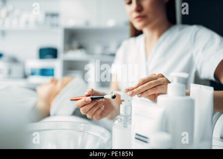 Procédure de rajeunissement rend coiffeur jeune femme, cosmétologie clinique. En soin du visage, des soins de spa salon Banque D'Images