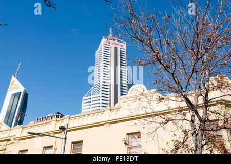 Arbres dans le gratte-ciel et de bâtiments. Au centre-ville de Perth en Australie occidentale, Europe Banque D'Images