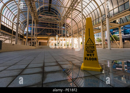 Attention plancher mouillé, un panneau d'avertissement dans un hall vide Banque D'Images