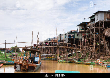 Kampong Phluk, l'un des "villages flottants du Cambodge' de Tonle Sap, au cours de la saison sèche. Banque D'Images