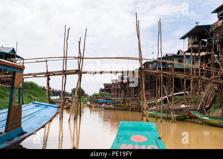 Kampong Phluk, l'un des "villages flottants du Cambodge' de Tonle Sap, au cours de la saison sèche. Banque D'Images
