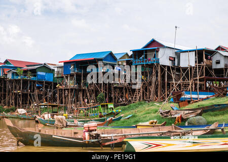 Kampong Phluk, l'un des "villages flottants du Cambodge' de Tonle Sap, au cours de la saison sèche. Banque D'Images