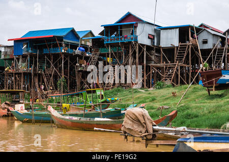 Kampong Phluk, l'un des "villages flottants du Cambodge' de Tonle Sap, au cours de la saison sèche. Banque D'Images