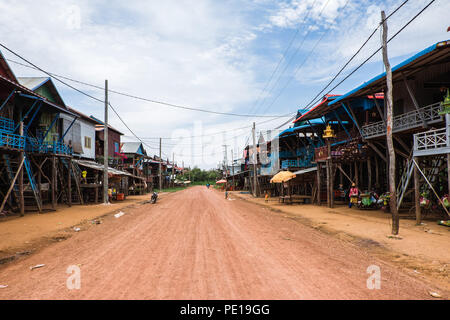 Kampong Phluk, l'un des "villages flottants du Cambodge' de Tonle Sap, au cours de la saison sèche. Banque D'Images