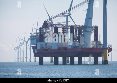 Aventure MPI travaillant sur la réparation d'une turbine sur l'ouest de Duddon Sands parc éolien offshore, en mer d'Irlande, Royaume-Uni Banque D'Images