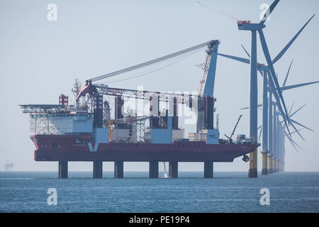 Aventure MPI travaillant sur la réparation d'une turbine sur l'ouest de Duddon Sands parc éolien offshore, en mer d'Irlande, Royaume-Uni Banque D'Images