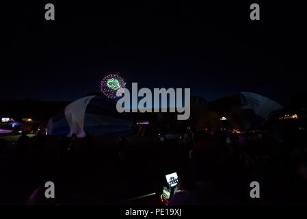 Feux d'artifice après la nuit brillent à l'événement de montgolfière Bristol International Balloon Fiesta. Ballons dégonflés. Nuit. Sombre Banque D'Images