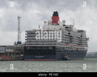 Le célèbre paquebot de croisière de Cunard, le Queen Elizabeth à quai à Southampton ; elle est à la majestueuse. Banque D'Images