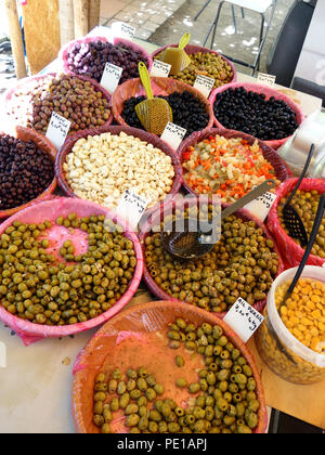 Sélection d'olive en vente sur le marché hebdomadaire de Cessenon-sur-Orb, France Banque D'Images