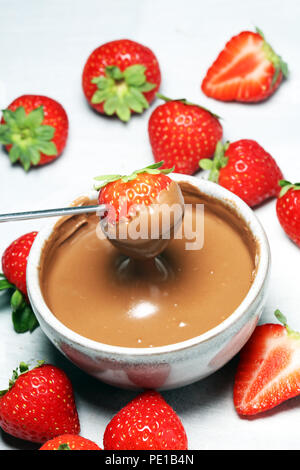 Avec la fondue au chocolat de fusion ou de chocolat fondu et de fraise Banque D'Images