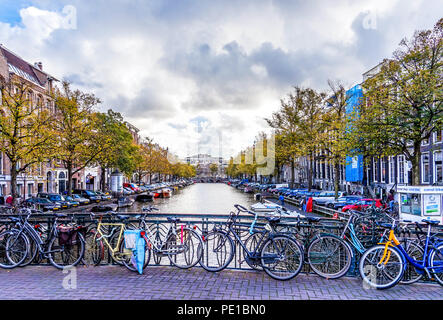 Prêt de vélos enchaînés à la rambarde d'un pont sur le Leidsestraat sur le Keizersgracht est typique pour un vélo ville comme Amsterdam, Holland Banque D'Images