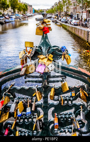 Cadenas d'amour sur une balustrade d'un pont sur le Keizersgracht dans le vieux centre-ville d'Amsterdam en Hollande du Nord, Pays-Bas Banque D'Images