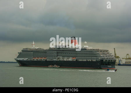 Mme la reine Victoria, un navire de Cunard, sur le port de Penang, Malaisie Banque D'Images