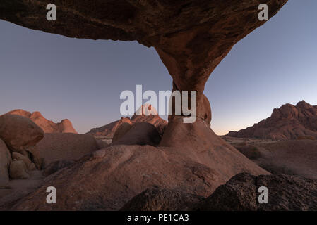 Magnifique arche de pierre au crépuscule, Spitzkoppe Namibie Banque D'Images