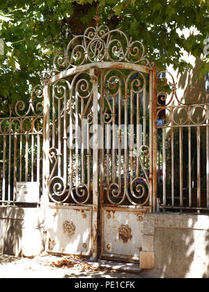 Très grand et blanc rustique porte de jardin d'une maison de village à Cessenon-sur-Orb, France Banque D'Images