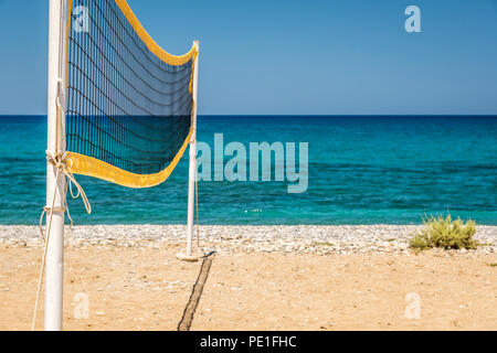 Plage de l'océan avec filet de volley-ball sur la Crète en journée ensoleillée Banque D'Images