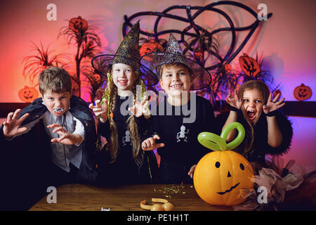 Un groupe d'enfants en costumes sur un Halloween de Banque D'Images