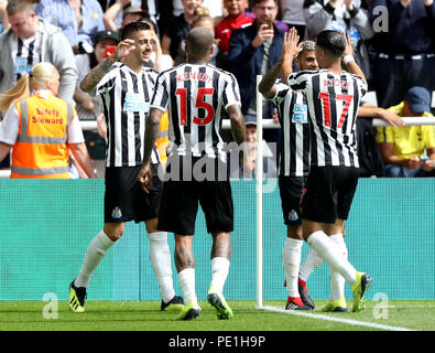 L'Joselu Newcastle United (à gauche) fête marquant son premier but de côtés du jeu pendant le premier match de championnat à St James' Park, Newcastle. Banque D'Images