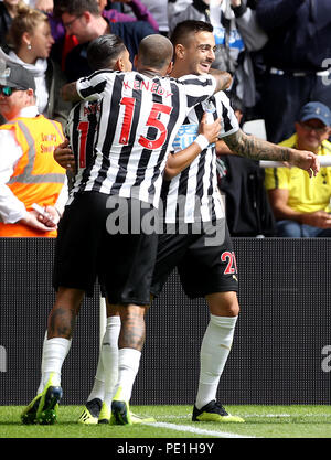 Le Newcastle United Joselu (à droite) fête marquant son premier but de côtés du jeu pendant le premier match de championnat à St James' Park, Newcastle. Banque D'Images