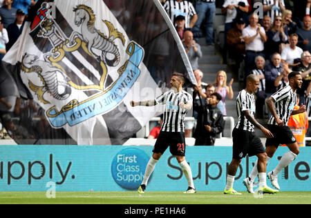 Le Newcastle United Joselu fête marquant son premier but de côtés du jeu pendant le premier match de championnat à St James' Park, Newcastle. Banque D'Images