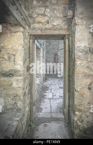 Une maison abandonnée/ bâtiment dans le village fantôme de Tyneham in South Dorset situé au milieu du champ de tir militaire de Lulworth, England, UK Banque D'Images