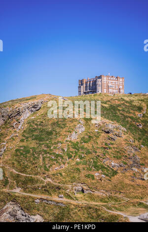 Vue de la Camelot Castle Hotel à Tintagel, Cornwall, England, UK Banque D'Images