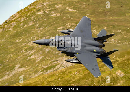 USAF F-15E Strike Eagle formation de vol à basse altitude dans la boucle de Mach (rond-point), galles, Banque D'Images