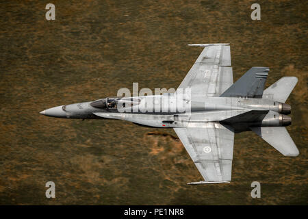 Royal Canadian Air Force, McDonnell Douglas CF 188 Hornet , un faible niveau d'entraînement au vol dans la boucle de Mach (MCL7) Pays de Galles Banque D'Images