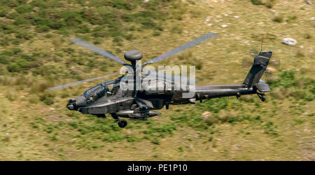 Hélicoptère Apache de l'Armée de formation de vol à basse altitude dans la boucle de Mach Banque D'Images