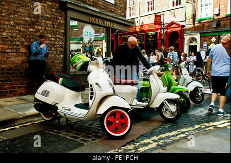 Anfd Lambretta, Vespa Vintage Grape Lane York Angleterre Banque D'Images