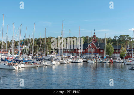 Sandhamn avec voiliers en marina Banque D'Images