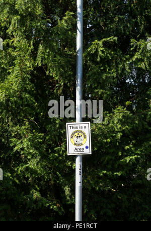 La surveillance de quartier signe sur lamp post Banque D'Images
