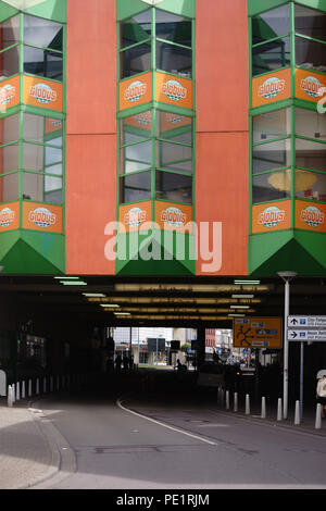 Laroche, Allemagne - le 29 juillet 2018 : La façade moderne et un passage souterrain de la rue du centre commercial Globus le 29 juillet 2018 à Voelklingen. Banque D'Images