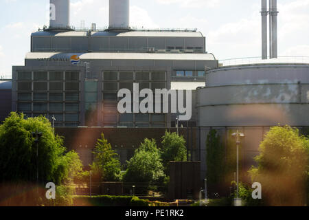 Berlin, Allemagne - 16 juillet 2018 : réflexions de lumière en face du siège de la Vattenfall energy group le 16 juillet 2018 à Berlin. Banque D'Images