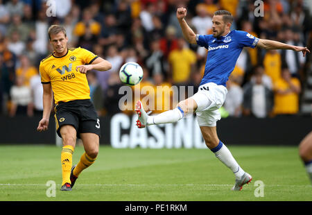 Ryan Bennett des Wolverhampton Wanderers (à gauche) et d'Everton, Gylfi Sigurdsson bataille pour la balle au cours de la Premier League match à Molineux, Wolverhampton. Banque D'Images