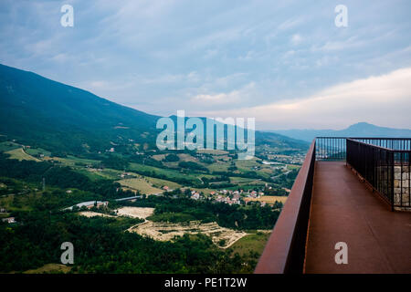 Civitella del Tronto, Abruzzes, est située près de Teramo et fait partie des "Borghi più belli d'Italia", une association de petits villages italiens de l'historique Banque D'Images