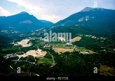 Civitella del Tronto, Abruzzes, est située près de Teramo et fait partie des "Borghi più belli d'Italia", une association de petits villages italiens de l'historique Banque D'Images