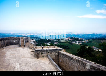 Civitella del Tronto, Abruzzes, est située près de Teramo et fait partie des "Borghi più belli d'Italia", une association de petits villages italiens de l'historique Banque D'Images