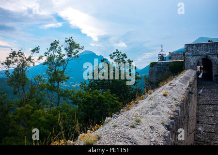 Civitella del Tronto, Abruzzes, est située près de Teramo et fait partie des "Borghi più belli d'Italia", une association de petits villages italiens de l'historique Banque D'Images