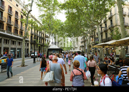 Barcelone, Espagne - 13 juillet 2018 : La Rambla, des milliers de personnes à pied quotidiennement par cette célèbre zone piétonne de 1,2 kilomètres de long Banque D'Images