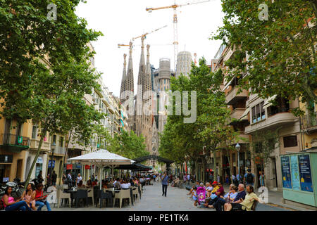 Barcelone, Espagne - 13 juillet 2018 : Sagrada Familia vue depuis la rue Avinguda de Gaudi, Barcelone, Espagne Banque D'Images