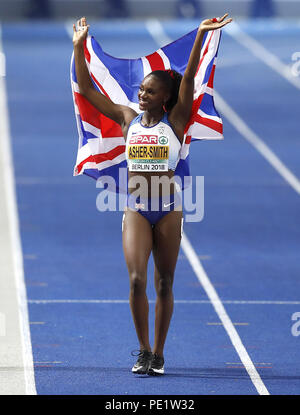 Dina Asher-Smith, en Grande-Bretagne, célèbre la victoire de l'or à la finale féminine de 200 m au cours du quatrième jour des Championnats d'athlétisme européens 2018 au stade olympique de Berlin. APPUYEZ SUR ASSOCIATION photo. Date de la photo : vendredi 10 août 2018. Voir PA Story ATHLÉTISME européen. Le crédit photo devrait se lire: Martin Rickett/PA Wire. Banque D'Images